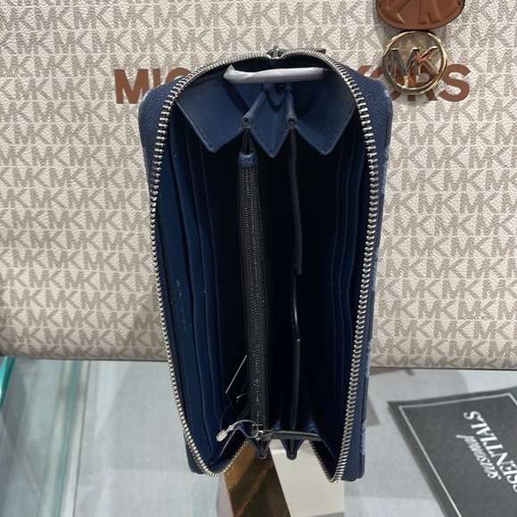 Michael Kors Men’s Women’s Cooper Tech Zip Around Wallet
Navy Multi Unisex
NWT - Picture 12 of 16